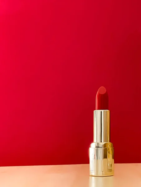 彩色背景 奢华妆容及化妆品的金管红口红为美容品牌设计理念 — 图库照片