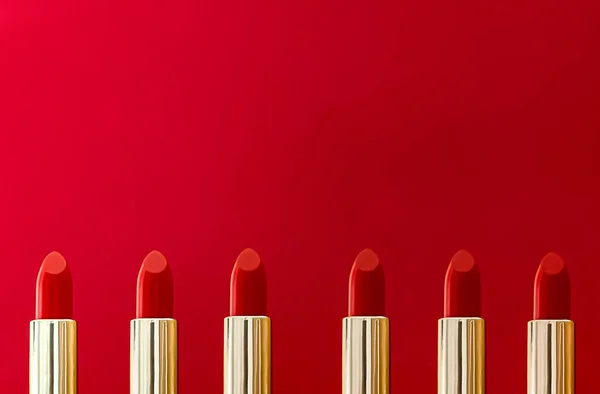 배경에 립스틱 디자인 컨셉에 사용되는 화장품 — 스톡 사진