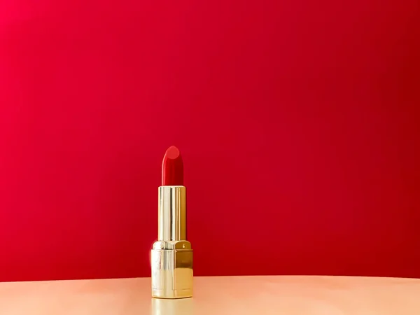 Roter Lippenstift Goldener Röhre Auf Farbigem Hintergrund Luxus Make Und — Stockfoto