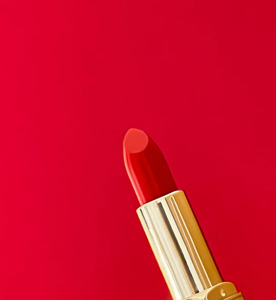 Lápiz Labial Rojo Tubo Dorado Sobre Fondo Color Maquillaje Lujo —  Fotos de Stock