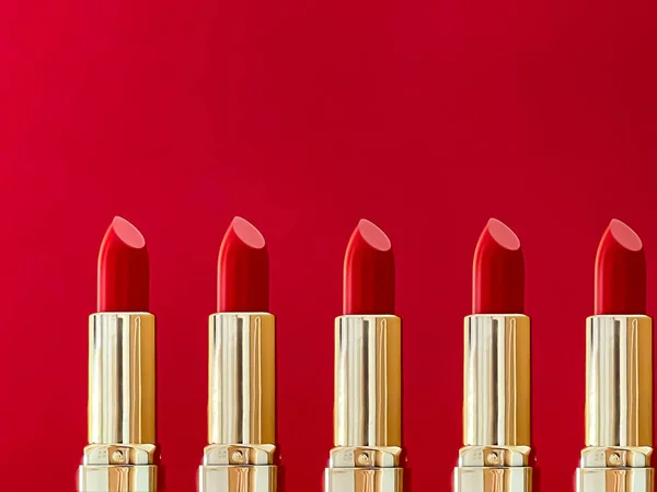 Batom Vermelho Tubos Dourados Sobre Fundo Cor Maquiagem Luxo Cosméticos — Fotografia de Stock