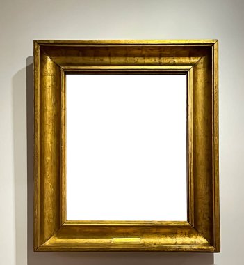 Müzayede evi ya da müze sergisinin duvarında asılı antik altın sanat galerisi çerçevesi, boş beyaz kopyalama alanı, tasarım, sanat konsepti.