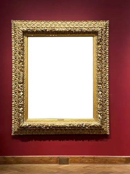 在拍卖行或博物馆展览的墙上的古董黄金艺术展览馆框架 空白模板 空白空白空白 用于模拟设计 艺术品概念 — 图库照片