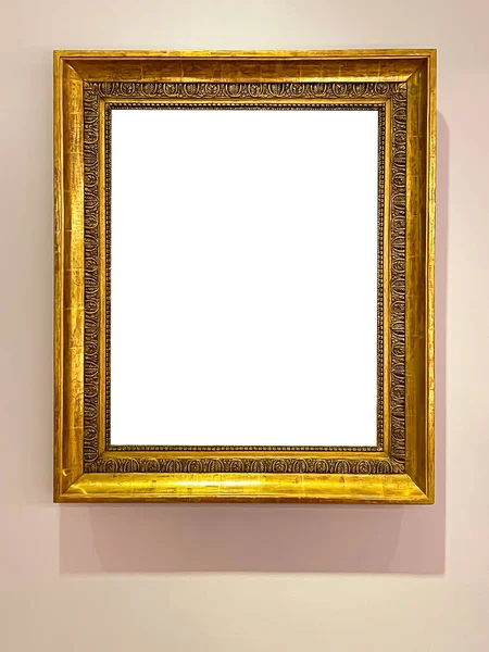 オークションハウスや美術館の展覧会で壁にアンティーク黄金のアートフェアギャラリーフレーム モックアップデザインのための空の白いコピースペースと空白のテンプレート アートワークコンセプト — ストック写真