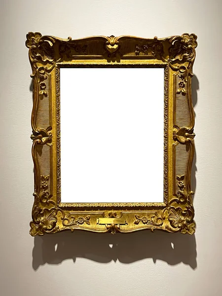 在拍卖行或博物馆展览的墙上的古董黄金艺术展览馆框架 空白模板 空白空白空白 用于模拟设计 艺术品概念 — 图库照片