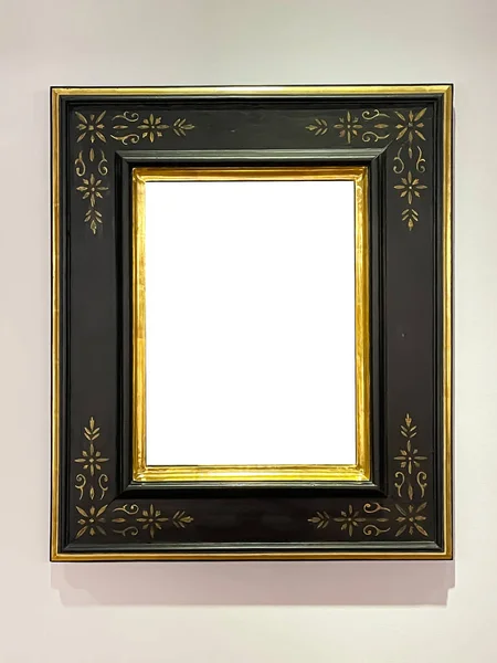 在拍卖行或博物馆展览的墙上的古董木艺展馆框架 空白模板 空白空白空白 用于模拟设计 艺术品概念 — 图库照片