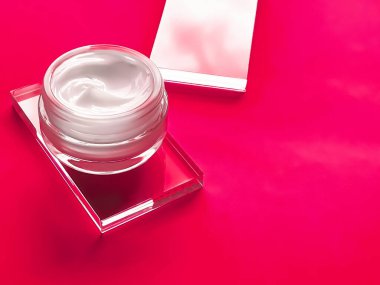 Cam ve pembe arka planda yüz kremi kavanozu, güzellik ürünü ve cilt bakımı, kozmetik bilimi konsepti
