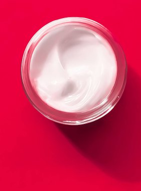 Cam ve pembe arka planda yüz kremi kavanozu, güzellik ürünü ve cilt bakımı, kozmetik bilimi konsepti