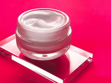 Cam ve pembe arka planda yüz kremi kavanozu, güzellik ürünü ve cilt bakımı, kozmetik bilimi konsepti