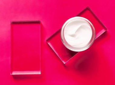 Cam ve pembe arka planda yüz kremi kavanozu, güzellik ürünü ve cilt bakımı, kozmetik bilimi konsepti