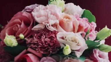 Güzel bir buket pembe çiçek bayram hediyesi olarak, lüks çiçek tasarımı konsepti