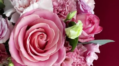 Güzel bir buket pembe çiçek bayram hediyesi olarak, lüks çiçek tasarımı konsepti