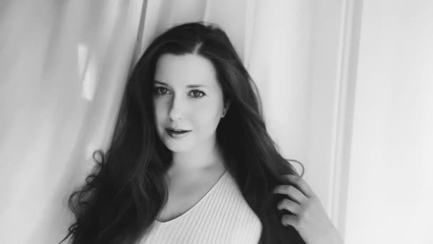 Schöne Junge Frau Mit Langer Frisur Schwarz Weißem Zeitlupenporträt Drinnen — Stockvideo