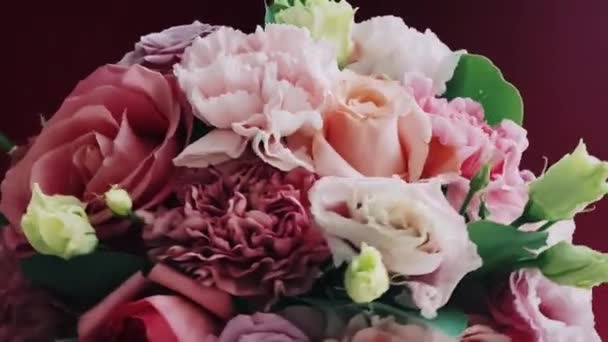 美丽的粉红色花朵花束作为节日礼物 奢华的花卉设计理念 — 图库视频影像