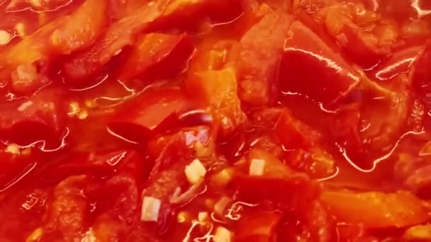 Paprika Und Tomaten Mit Knoblauch Zwiebeln Und Bio Gusseiserner Pfanne — Stockvideo