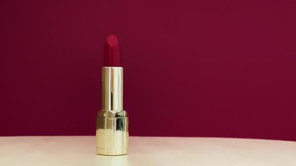Roter Lippenstift Goldener Röhre Als Luxus Kosmetikprodukt Make Und Beauty — Stockvideo
