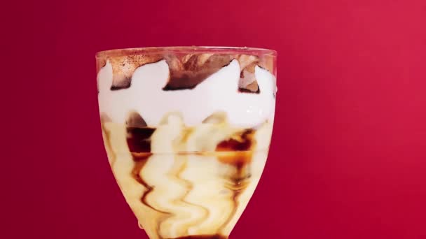 Postre Helado Con Crema Vainilla Chocolate Vidrio Concepto Comida Congelada — Vídeo de stock