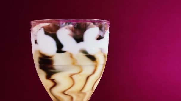 Postre Helado Con Crema Vainilla Chocolate Vidrio Concepto Comida Congelada — Vídeo de stock