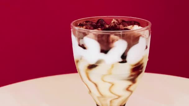 Vanilyalı Dondurma Bardakta Çikolata Tatlı Dondurulmuş Gıda Konsepti — Stok video