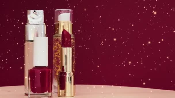 采购产品红色口红 液体制造和指甲油瓶作为奢侈的化妆品和金色的闪光效果 化妆品和美容品牌的概念 — 图库视频影像