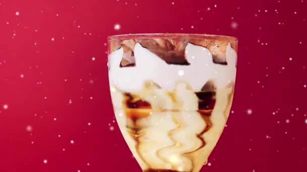 Glass Dessert Med Vanilj Grädde Och Choklad Och Snö Snöar — Stockvideo