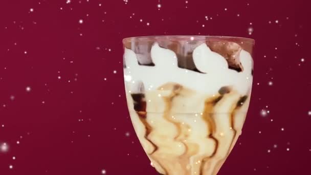 Glass Dessert Med Vanilj Grädde Och Choklad Och Snö Snöar — Stockvideo