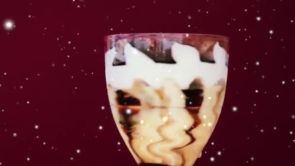 バニラクリームとチョコレートとクリスマスの雪の効果とアイスクリームデザート 甘い冷凍食品のコンセプト — ストック動画
