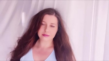 Uzun saç stili, yavaş çekim portresi, sağlıklı saç ve saç bakım konsepti olan güzel bir kadın.