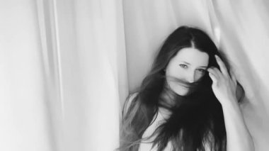 Uzun saç stili, siyah-beyaz ağır çekimde kapalı mekan portresi, sağlıklı saç ve saç bakım konsepti olan güzel bir genç kadın.