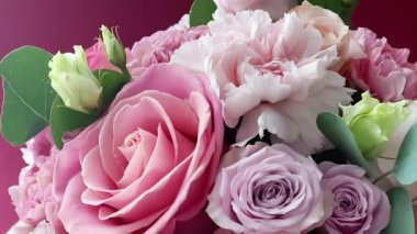 Güzel bir buket pembe çiçek bayram hediyesi olarak, lüks çiçek tasarımı konsepti