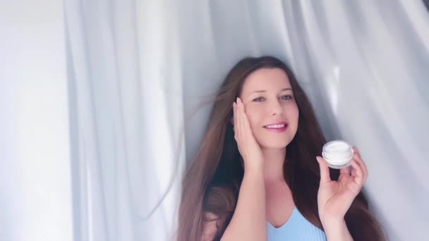 Hermosa Mujer Joven Con Crema Facial Hidratante Retrato Belleza Cámara — Vídeos de Stock