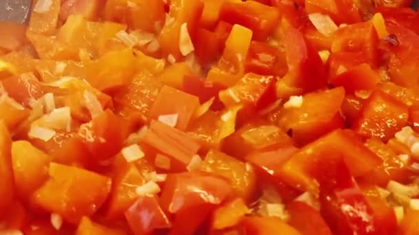 Cozinhar Pimentão Tomate Com Alho Cebola Óleo Orgânico Panela Ferro — Vídeo de Stock