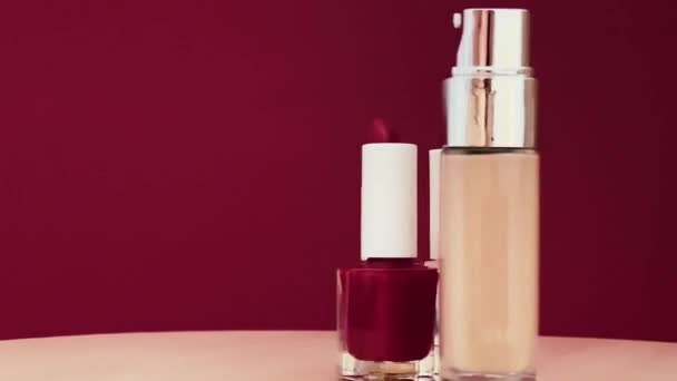 Roter Lippenstift Flüssige Fontänen Und Nagellackflaschen Als Luxus Make Produkte — Stockvideo