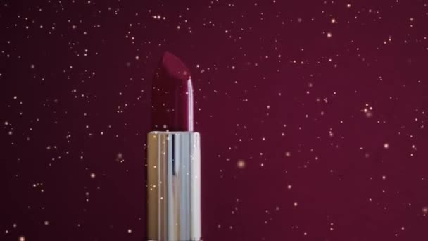 高級化粧品としての赤い口紅と黄金の輝き メイクアップ広告と美容ブランドのコンセプト — ストック動画