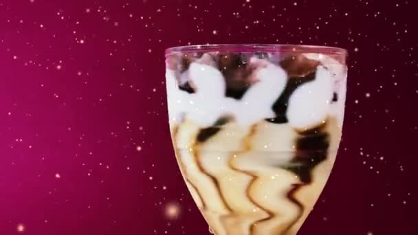 Ijs Dessert Met Vanille Room Chocolade Gouden Glitter Deeltjes Zoet — Stockvideo