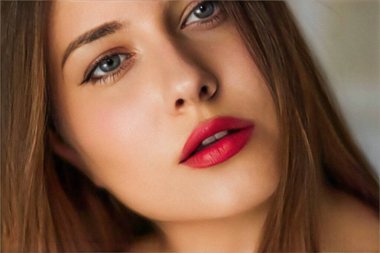 Güzellik, makyaj ve cilt kozmetik modelinin yüz portresi, kırmızı rujlu güzel bir kadın, bronz bronz tenli parlak bir kavram.