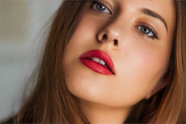 Güzellik, makyaj ve cilt kozmetik modelinin yüz portresi, kırmızı rujlu güzel bir kadın, bronz bronz tenli parlak bir kavram.