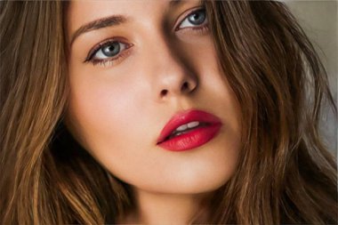 Güzellik, makyaj ve cilt kozmetik modelinin yüz portresi, kırmızı rujlu güzel bir kadın, bronz bronz tenli parlak bir kavram.