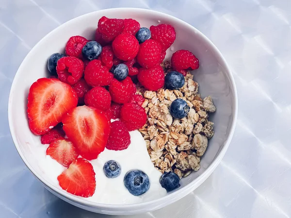 Delicioso Desayuno Con Cereales Yogur Fresas Frambuesas Arándanos Jardín Aire —  Fotos de Stock