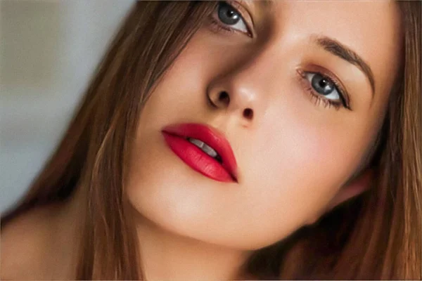 스킨케어 화장품 초상화 립스틱 햇볕에 그을린 청동빛나는 컨셉의 아름다운 — 스톡 사진