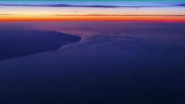 Hava günbatımı gökyüzü görüntüsü deniz, İngiltere, Birleşik Krallık, havayolu seyahati ve doğa konsepti