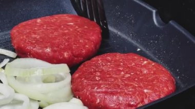 Bahçe konseptinde ızgara et, kızartma tavasında kırmızı et, dökme demir ızgara tavada kıymalı burger pişirmek.