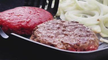 Bahçe konseptinde ızgara et, kızartma tavasında kırmızı et, dökme demir ızgara tavada kıymalı burger pişirmek.