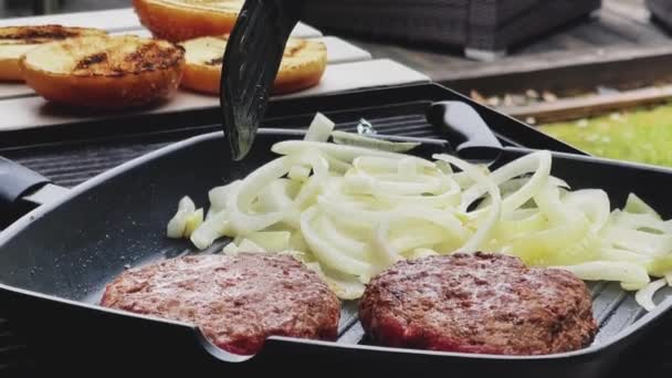 Gătitul Burger Carne Vită Tocată Grătar Fontă Aer Liber Carne — Videoclip de stoc