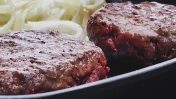 Cottura Hamburger Manzo Macinato Sulla Padella Griglia Ghisa All Aperto — Video Stock