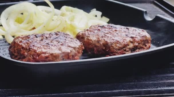Hackfleisch Burger Auf Gusseisen Grillpfanne Freien Rotes Fleisch Der Pfanne — Stockvideo
