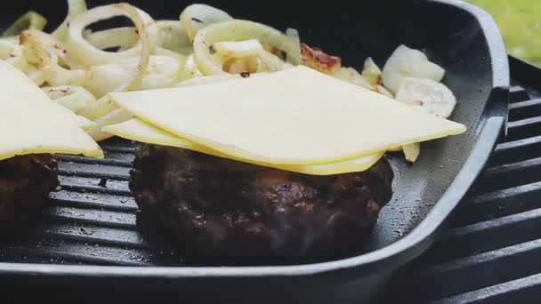 Cottura Hamburger Manzo Macinato Con Formaggio Cipolla Sulla Padella Griglia — Video Stock