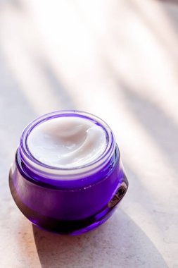 Güzellik kremi, cilt kremi ve kozmetik ürünleri yazın gün batımında taştan arka plan, kozmetik ürünler ve cilt bakımı konsepti.