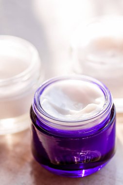 Güzellik kremi kavanozları, cilt bakımı ve kozmetik ürünleri yazın gün batımında taştan arka planda, kozmetik ürünleri ve cilt bakımı konsepti.