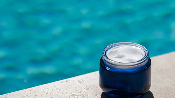 Vochtinbrengende Beauty Cream Huidverzorging Spa Cosmetica Bij Zwembad Zomer Cosmetische — Stockfoto